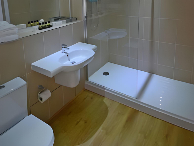 Bathroom 3, Churchill Court Hotel, Oxfordshire