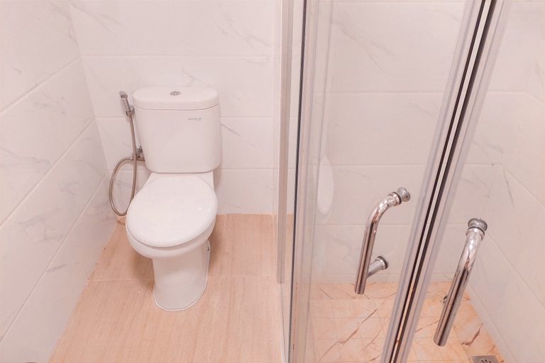 Bathroom 5, Spacious And Comfy 3Br Apartment Sky House Bsd, Tangerang Selatan