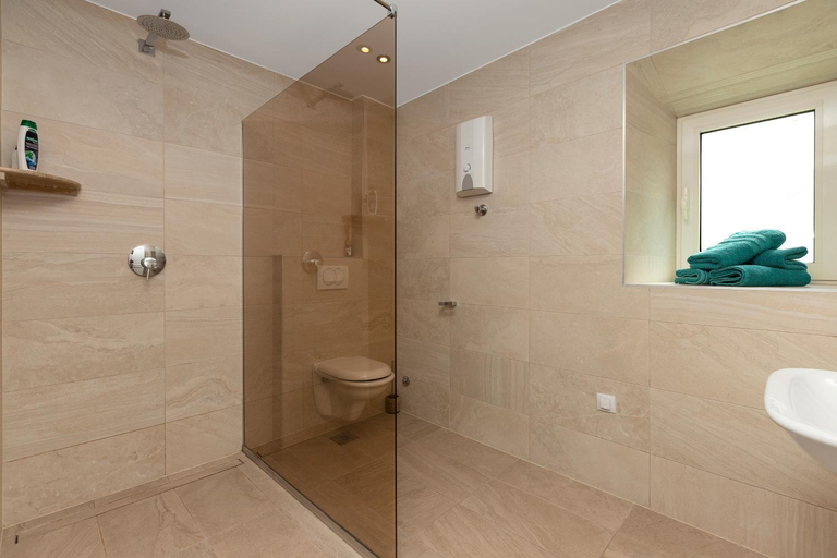 Bathroom 3, Apartments D&V