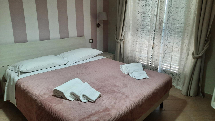 Others 3, Le terme a due passi, Siena