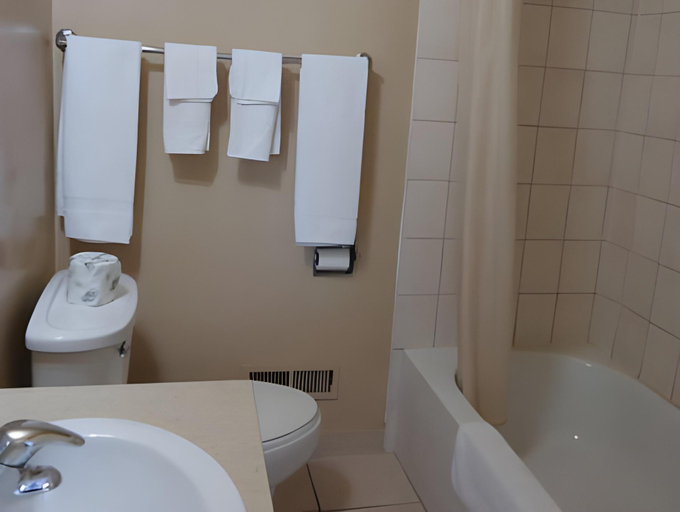 Bathroom 4, Kingsway Inn Motel, Thunder Bay