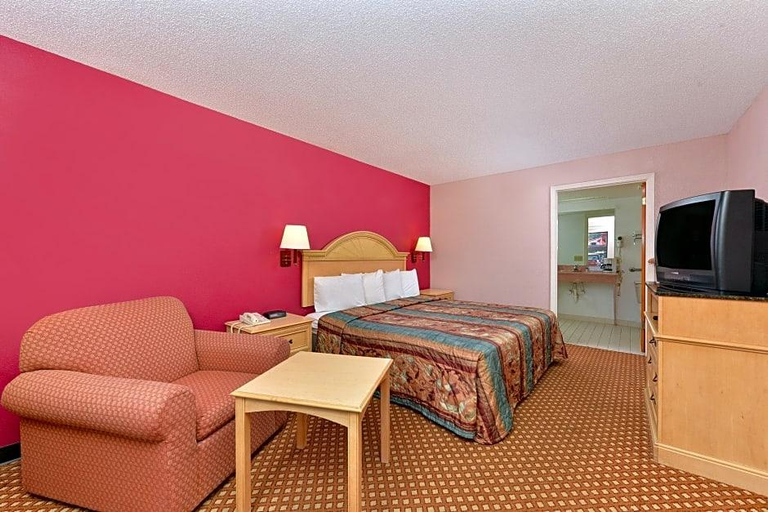 Bedroom 3, Quality Inn, Lowndes