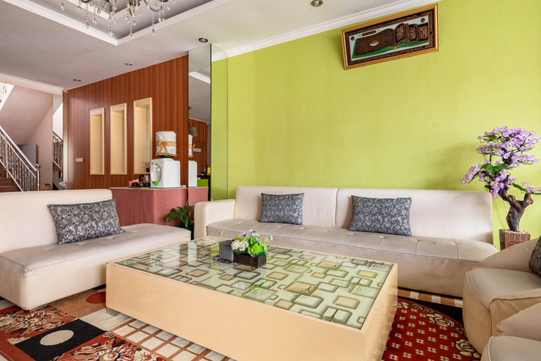 Public Area 4, RedDoorz Syariah @ Soekarno Hatta Indah 2, Malang