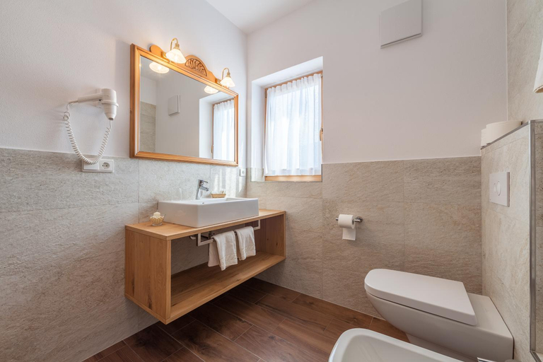 Bathroom 3, Hotel Hubertushof, Bolzano