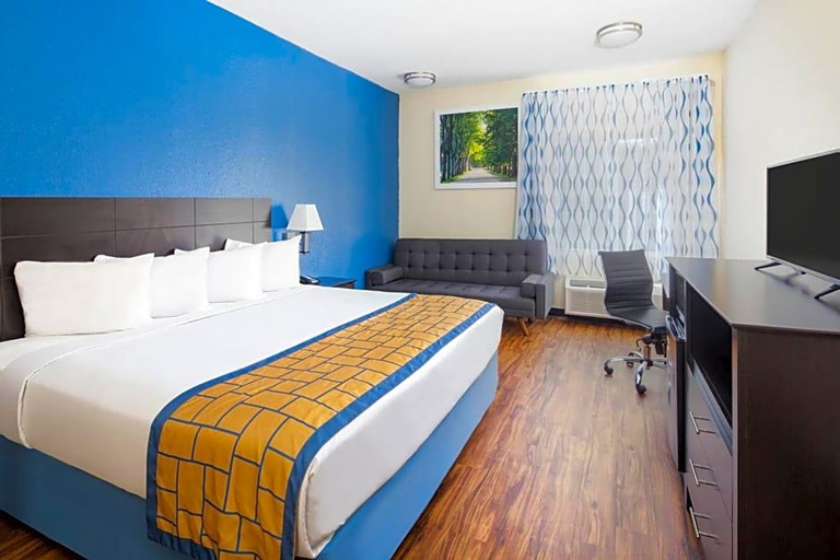 Bedroom 5, Days Inn Macon North, Bibb