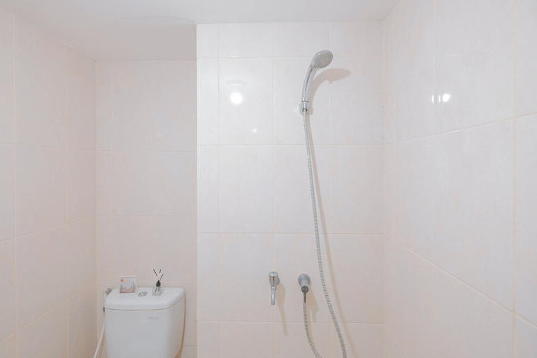 Bathroom 2, Comfortable Design Studio At Springlake Summarecon Bekasi Apartment, Bekasi