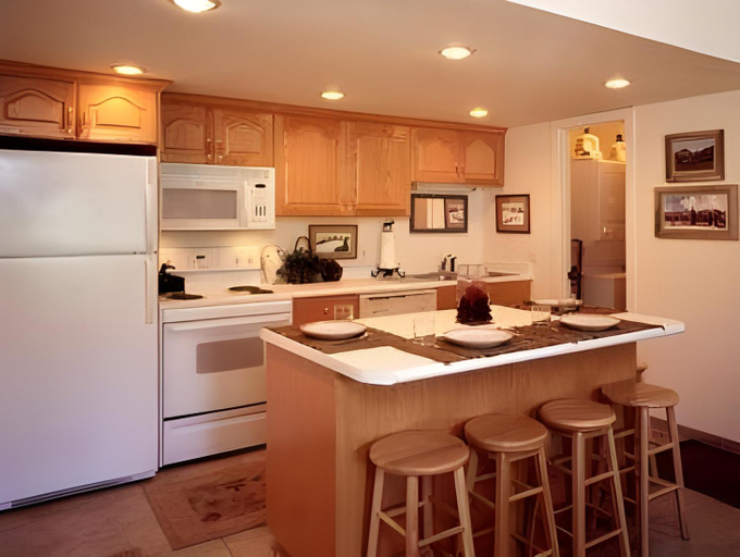 Others 5, Red Pine Condominiums, Summit