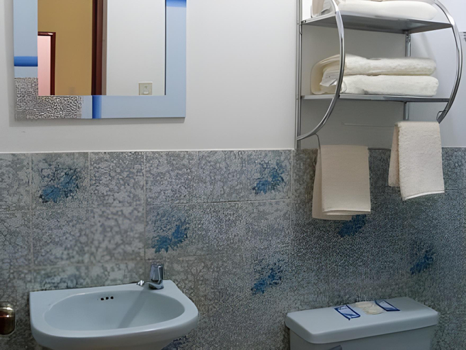 Bathroom 2, Anccalla Inn Guesthouse, Nazca