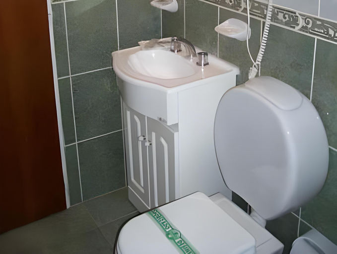Bathroom 3, Hotel Crystal, Confluencia