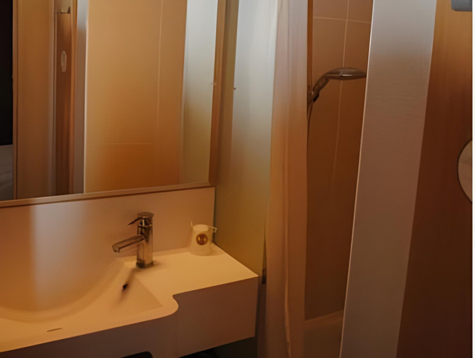 Bathroom 4, B&B HOTEL Bordeaux Merignac Hotel de Ville, Gironde