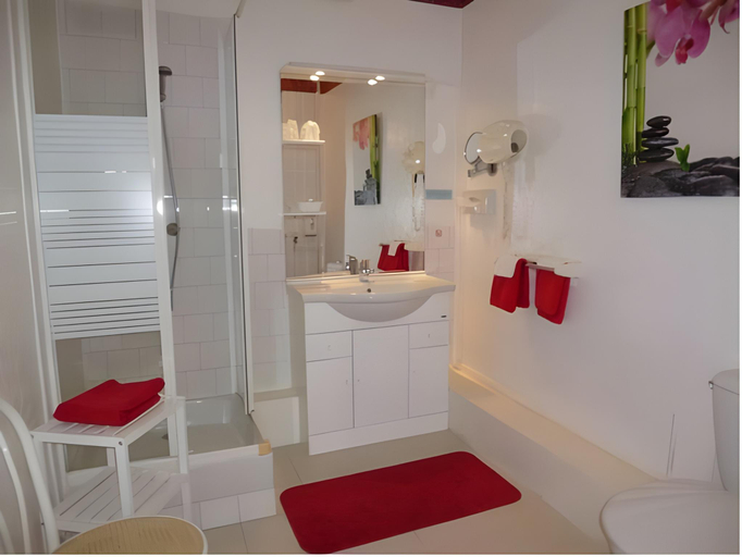 Bathroom 4, Hotel Le Saint-Yves, Seine-Maritime