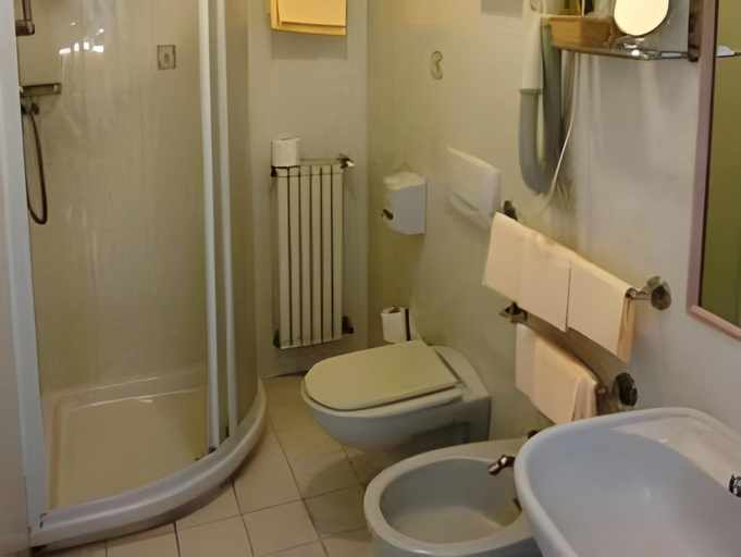 Bathroom 5, Hotel Mariani, Lucca