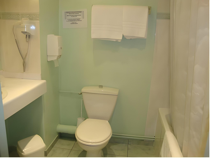 Bathroom 3, Hotel La Berangere, Ain