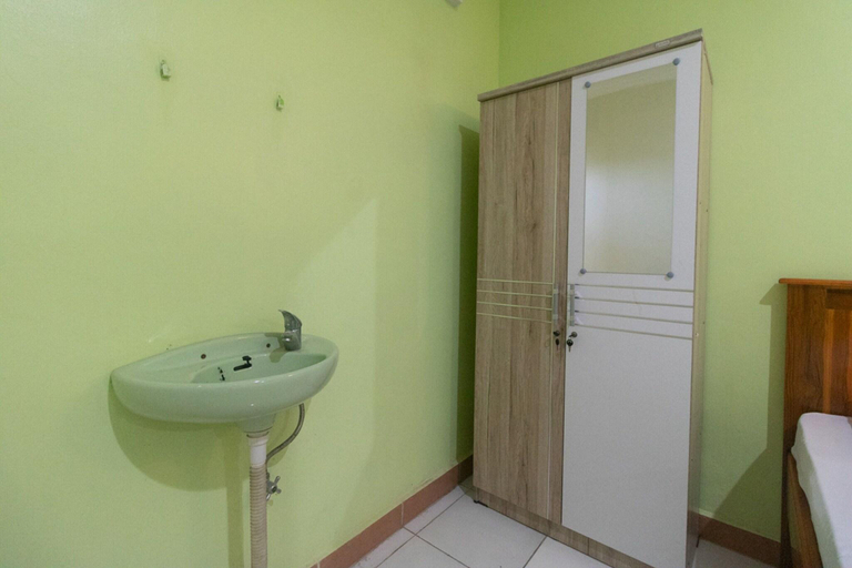 Bathroom 5, Formerly Reddoorz @ Frans Seda Kupang, Kupang