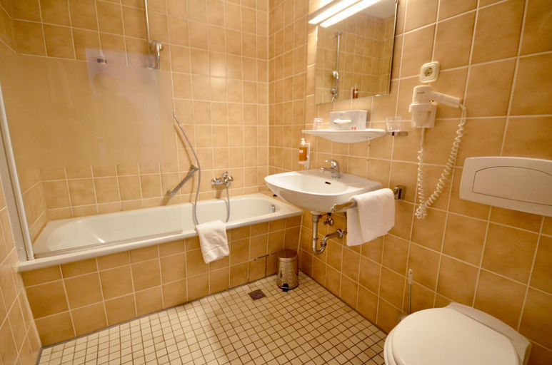 Bathroom 5, CityHotel Uelzen, Uelzen