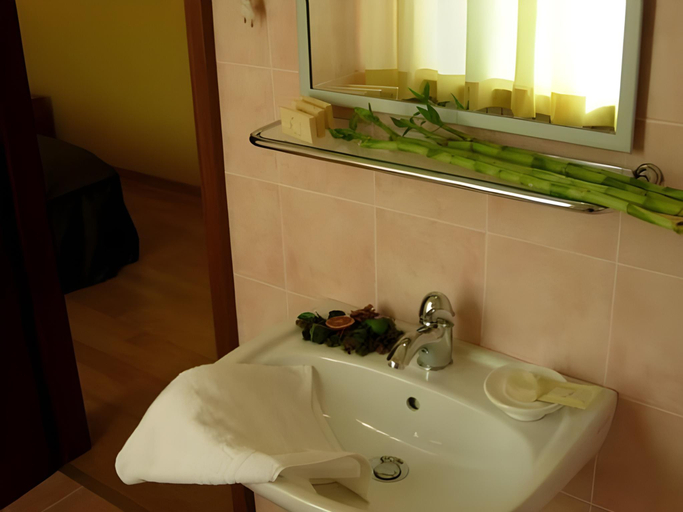 Bathroom 5, Hotel Porta Rivera, L'Aquila