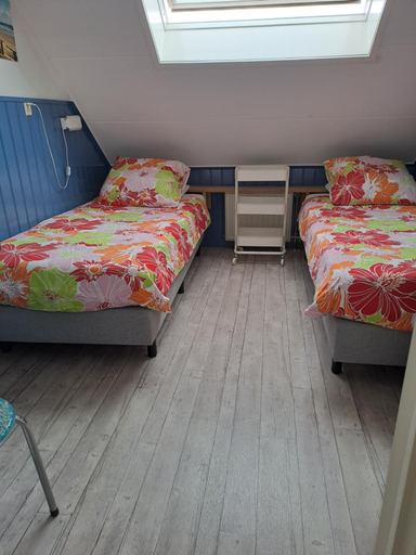 Others 4, Unia's Verhuur, Veere