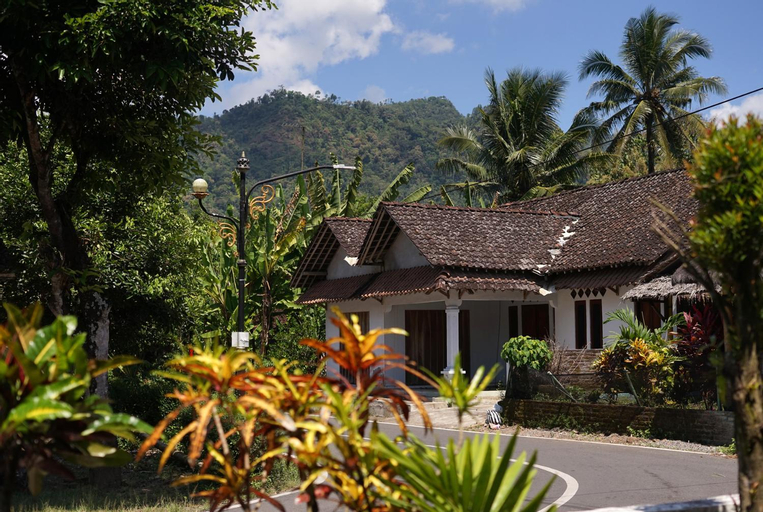 Exterior 12