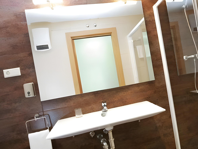 Bathroom 4, Hotel Villa de los Arcos, Navarra