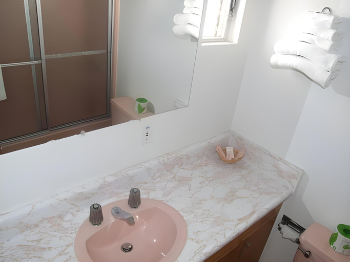 Bathroom 5, Mountain View Inn Yreka, Siskiyou