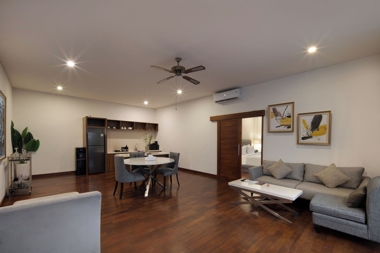 Dining Room 10