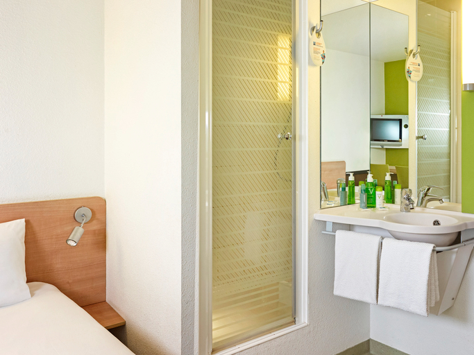 Bathroom, ibis budget Wroclaw Stadion, Środa Śląska