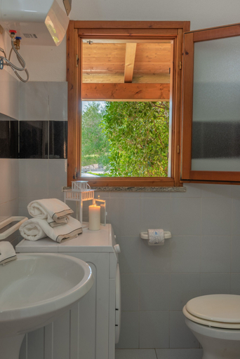 Bathroom 3, San Teodoro Apartments, Nuoro