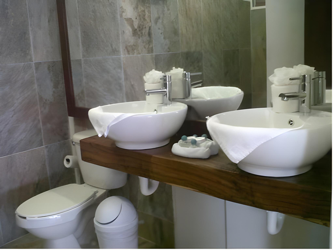 Bathroom 4, 40 Canones, Othón P. Blanco