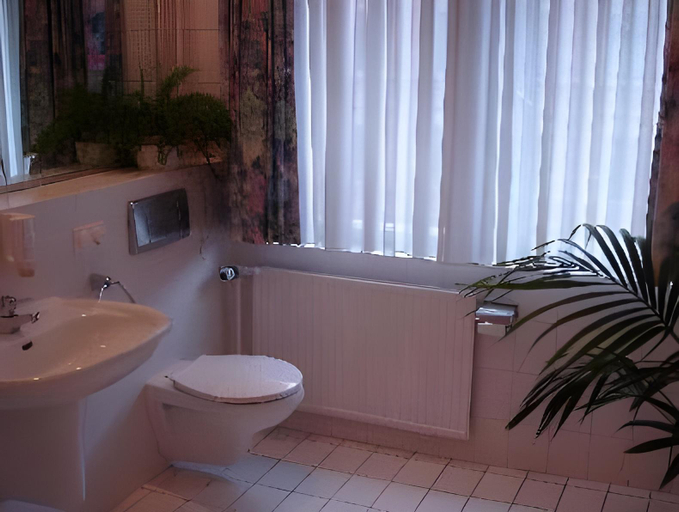 Bathroom 3, Hotel Elisenhof, Chemnitz