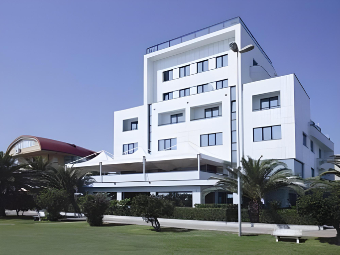 Others 4, Hotel Royal, Fermo