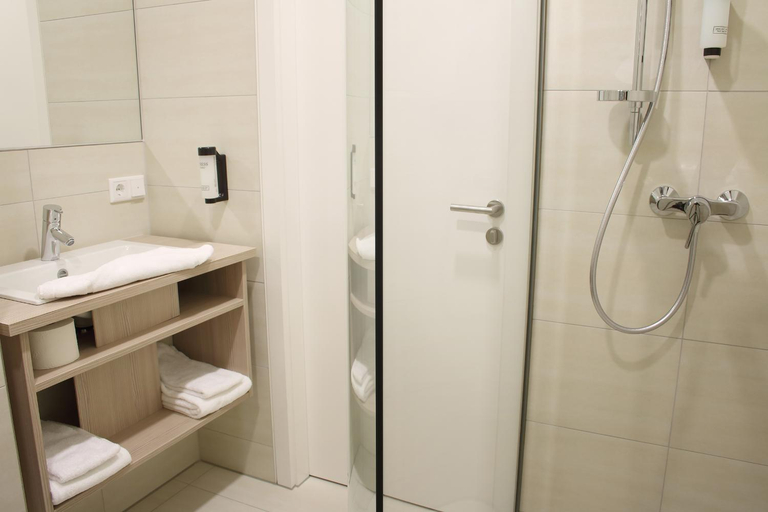 Bathroom 5, Viva Hotel Lubeck, Lübeck