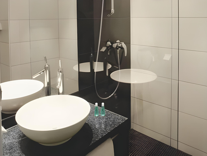 Bathroom 3, Motel One Salzburg-Mirabell, Salzburg