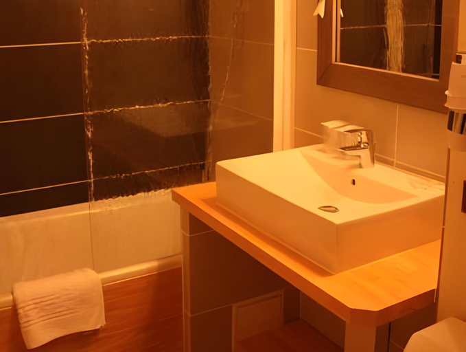 Bathroom 4, Logis Latitude Ouest Hotel Restaurant & Spa, Finistère