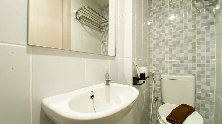 Bathroom 3, Modern Studio at Tokyo Riverside PIK 2 Apartment By Travelio, Tangerang