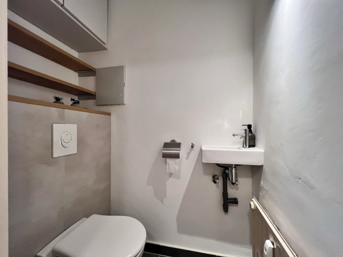 Bathroom 3, Bright & Stylish in Nature, Bruxelles