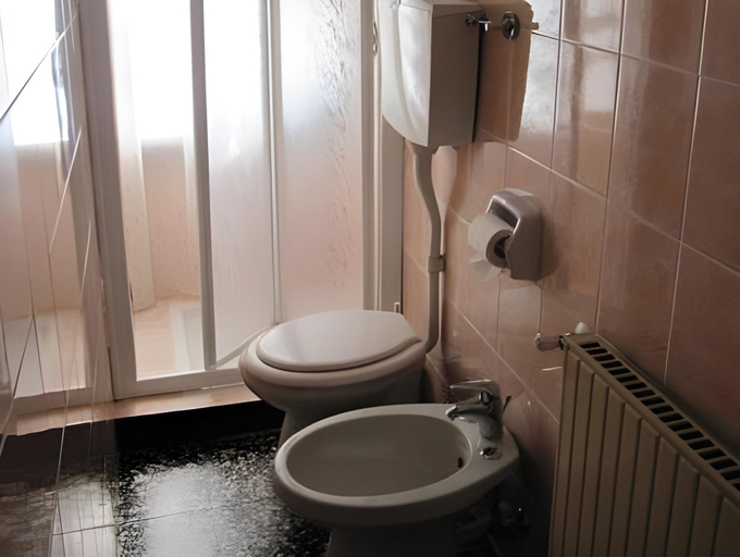 Bathroom 2, Albergo Eden, Brescia