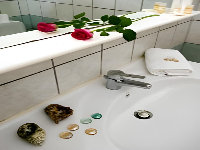 Bathroom 4, Brascos Hotel, Crete