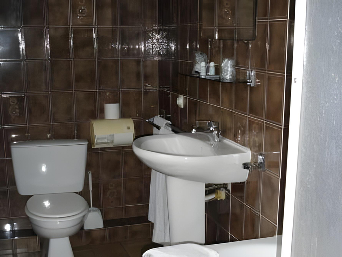 Bathroom 3, Logis - Hotel du Nord et Restaurant La Table d'Elisa, Oise
