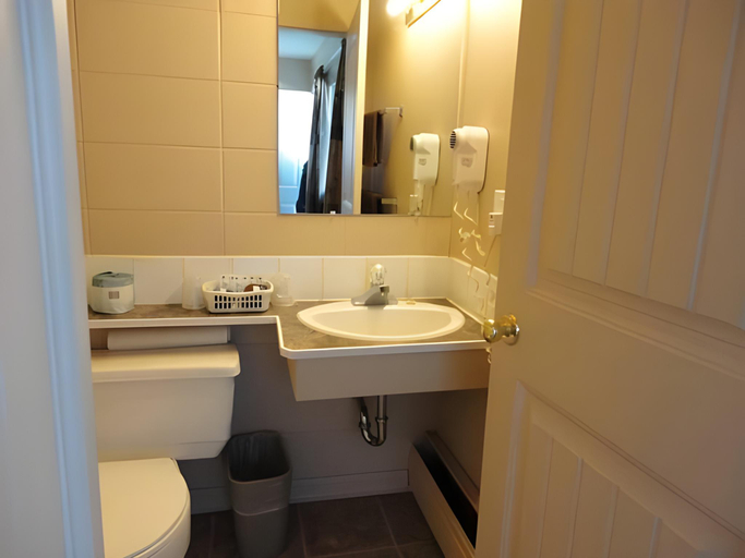 Bathroom 5, Canadian Motor Inn, Division No. 19