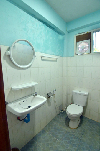 Bathroom, Gold Star Guest House, Myingyan