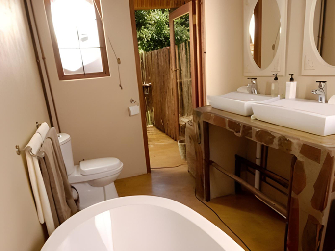 Bathroom 4, Caracal Lodge, Ehlanzeni