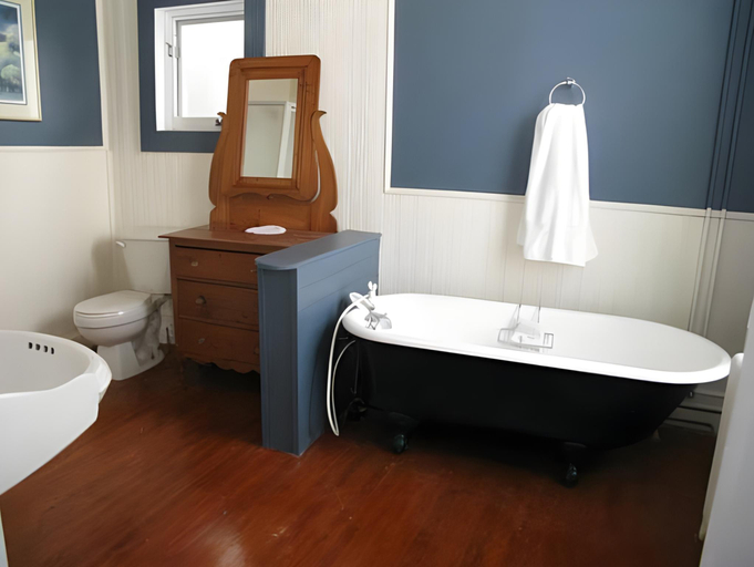 Bathroom 2, The Roses Heritage Inn, Division No. 1