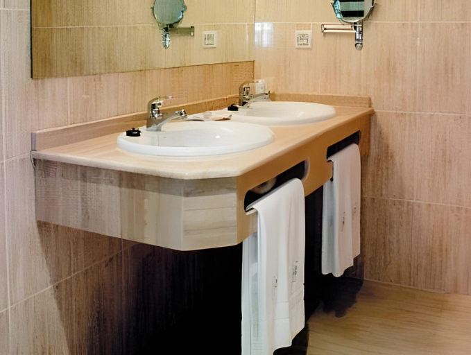 Bathroom 4, Hotel Barreiro, A Coruña