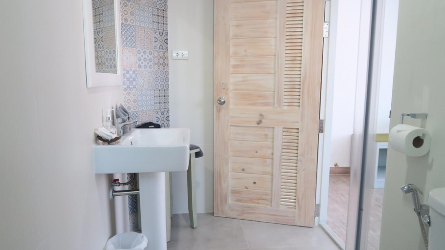 Bathroom 3, BC Summer Beach, Pran Buri