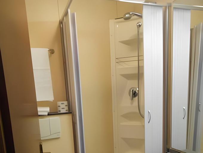Bathroom 5, Albergo La Vela, Genova