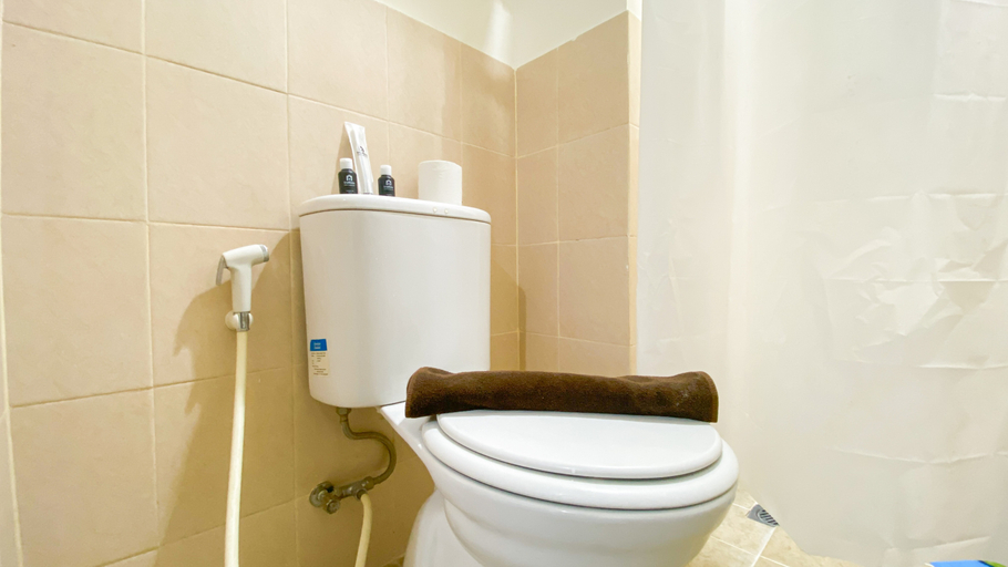 Bathroom 5, Tranquil and Homey Studio at Podomoro Golf View Apartment By Travelio, Bogor