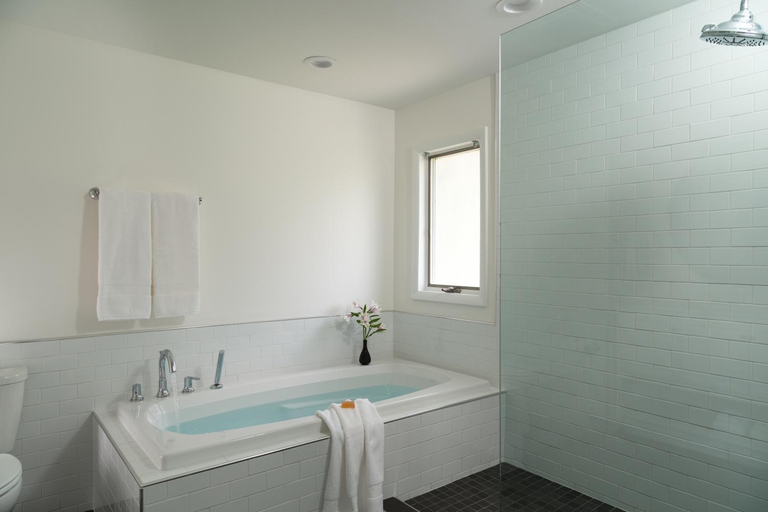 Bathroom, Silver Birches Resort, Pike