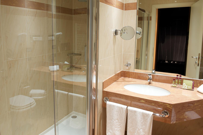 Bathroom 10