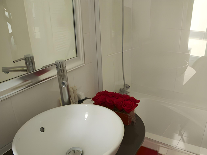 Bathroom 3, Hotel des Comedies, Paris