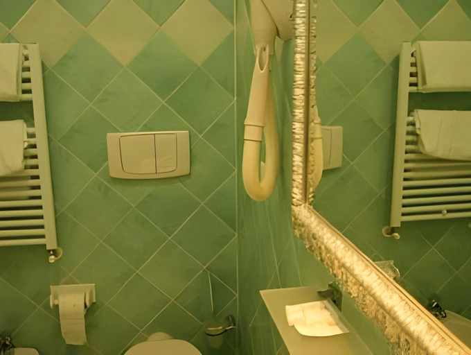 Bathroom 4, 55 Inn, Rome